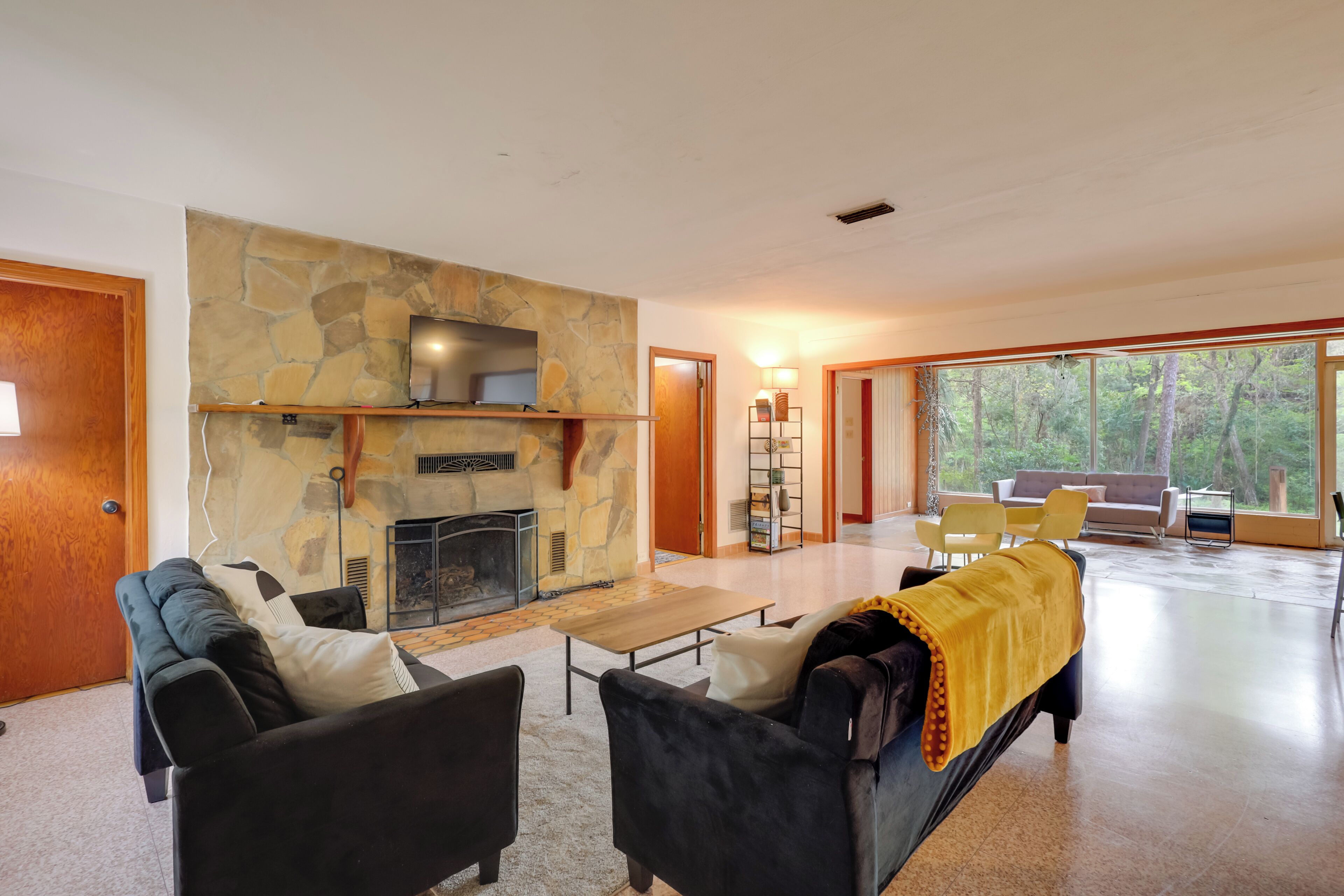 Ferienhaus (4 Bedrooms) | Wohnbereich | Kamin, Bücher