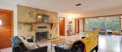 Huis (4 Bedrooms) | Woonruimte | Een open haard en boeken