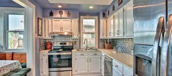 Lakefront Florida Retreat - Pool Table & Boat Dock