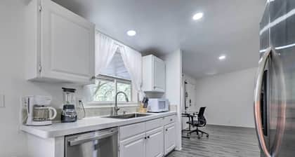 Valrico Retreat w/ Fire Pit ~ 18 Mi to Tampa!