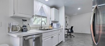 Valrico Retreat w/ Fire Pit ~ 18 Mi to Tampa!