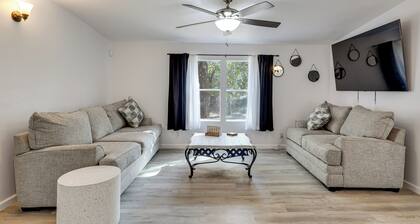 Valrico Retreat w/ Fire Pit ~ 18 Mi to Tampa!