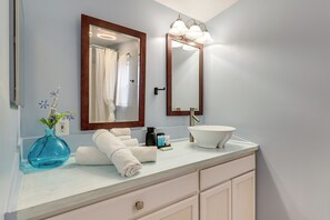 House (2 Bedrooms) | Interior - Valrico Retreat w/ Fire Pit ~ 18 Mi to Tampa! (Valrico)