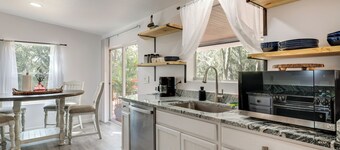 Valrico Retreat w/ Fire Pit ~ 18 Mi to Tampa!