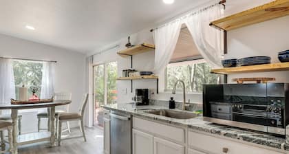 Valrico Retreat w/ Fire Pit ~ 18 Mi to Tampa!