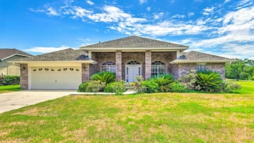 House (4 Bedrooms) | Exterior