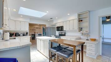 House (6 Bedrooms) | Interior