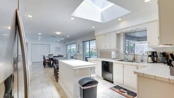 House (6 Bedrooms) | Interior