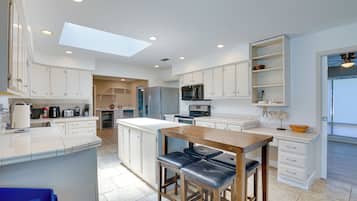 House (6 Bedrooms) | Interior