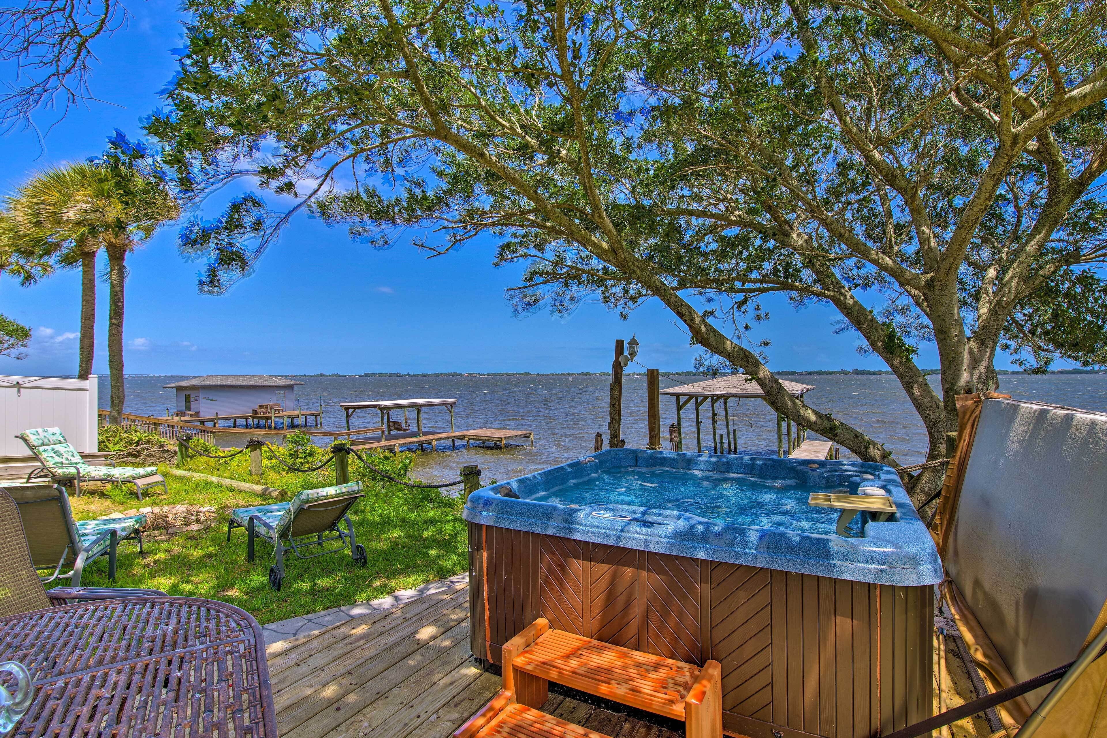 Waterfront Villa With Deck & Dolphin Watching!