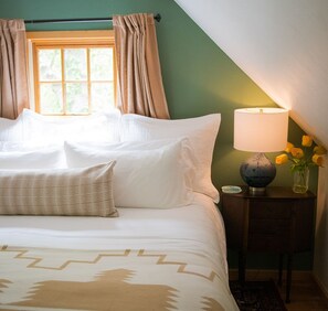 2 bedrooms, desk, iron/ironing board, free WiFi - Cozy Route 66 Cabin - The Gate House — a cozy, beautifully curated retreat in Edmond, OK. (Edmond)