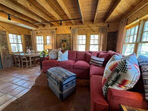 Smart TV, fireplace, video games, DVD player - Cozy Route 66 Cabin - The Gate House — a cozy, beautifully curated retreat in Edmond, OK. (Edmond)