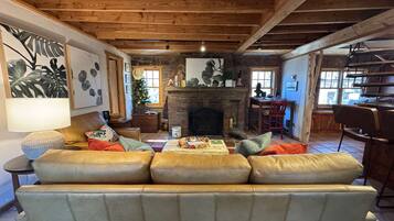 Smart-TV, Kamin, Videospiele, DVD-Player