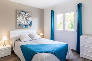 3 bedrooms, iron/ironing board, free WiFi, bed sheets - Sea views villa with Air Conditioning, close to the beach, private pool and free WIFI (Son Bou)