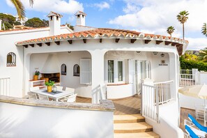 Outdoor dining - Sea views villa with Air Conditioning, close to the beach, private pool and free WIFI (Son Bou)