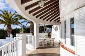 Outdoor dining - Villa with AA, sea views, close to the beach, private pool and free WIFI (Son Bou)