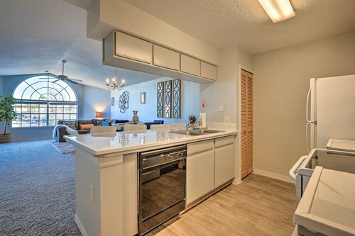 < 8 Mi to Disney: Getaway w/ Deck in Kissimmee!