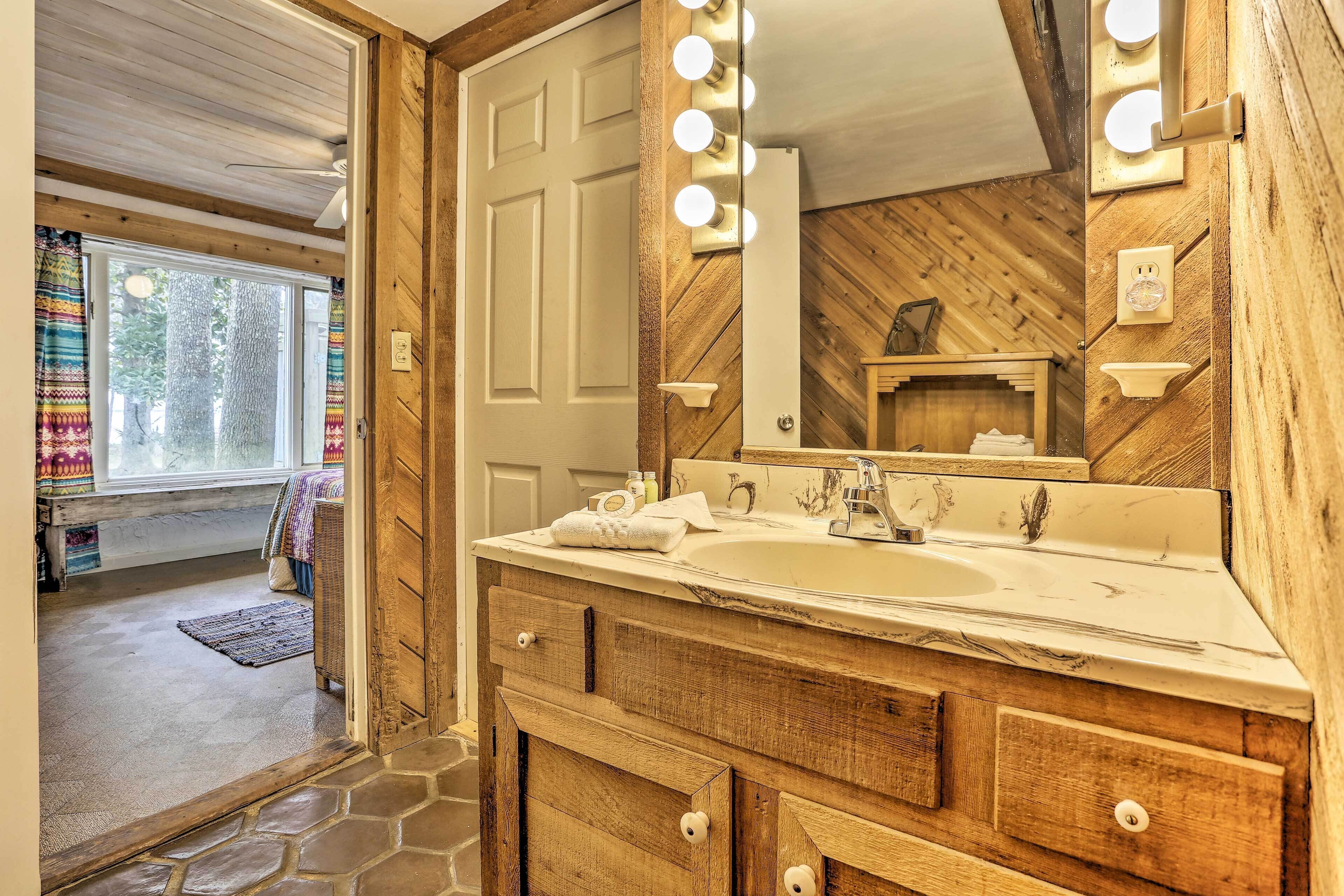 Bayfront Santa Rosa Escape Only 5 Miles to Beach!