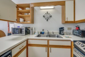 Apartment (0 Bedroom) | Interior - Baytree Golf Colony Studio ~ 5 Mi to Beach! (Little River)