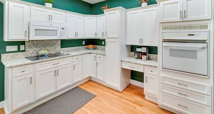 Seasonal Beach + Boat Dock: Lake Hartwell Home!