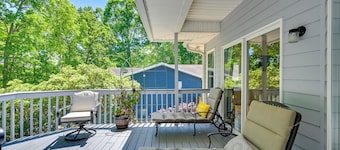 Seasonal Beach + Boat Dock: Lake Hartwell Home!