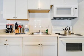 House (2 Bedrooms) | Interior - 2 Mi to Barefoot Landing! 'bailey's Beach Cottage' (North Myrtle Beach)