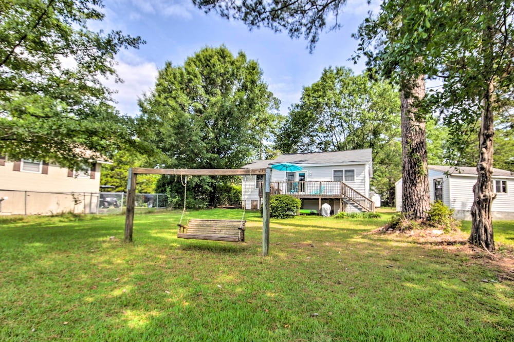 Adorable Lakefront Cottage w/ Dock & Grill!