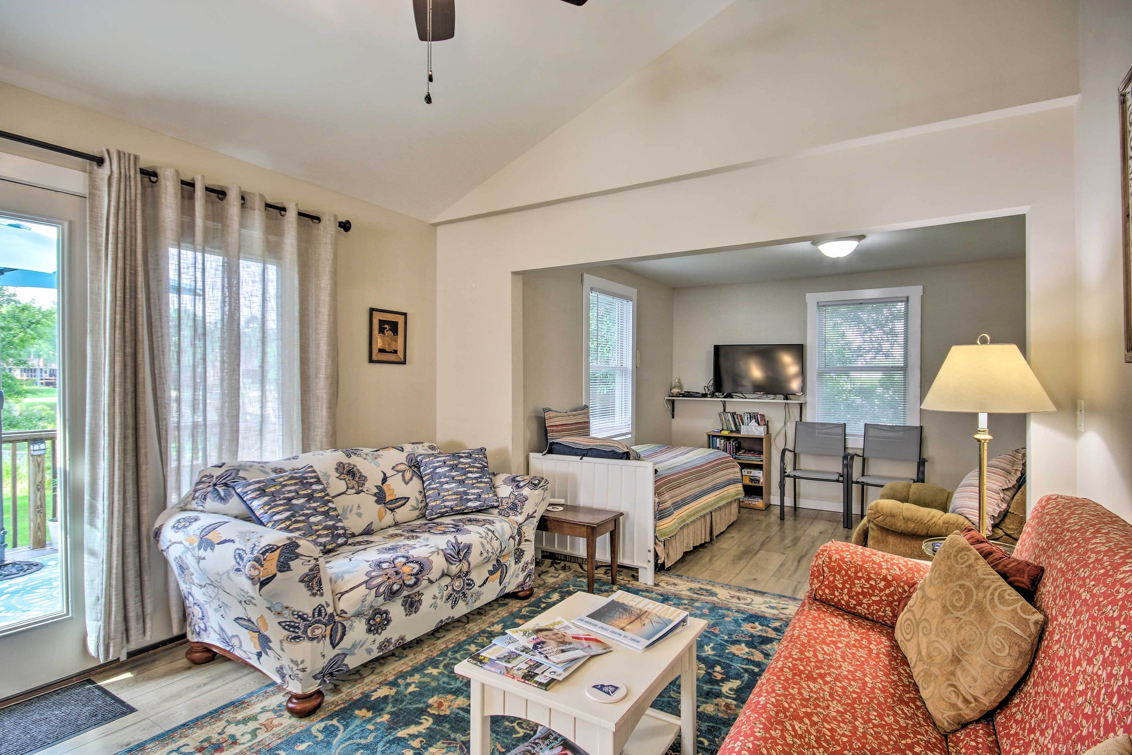 Adorable Lakefront Cottage w/ Dock & Grill!