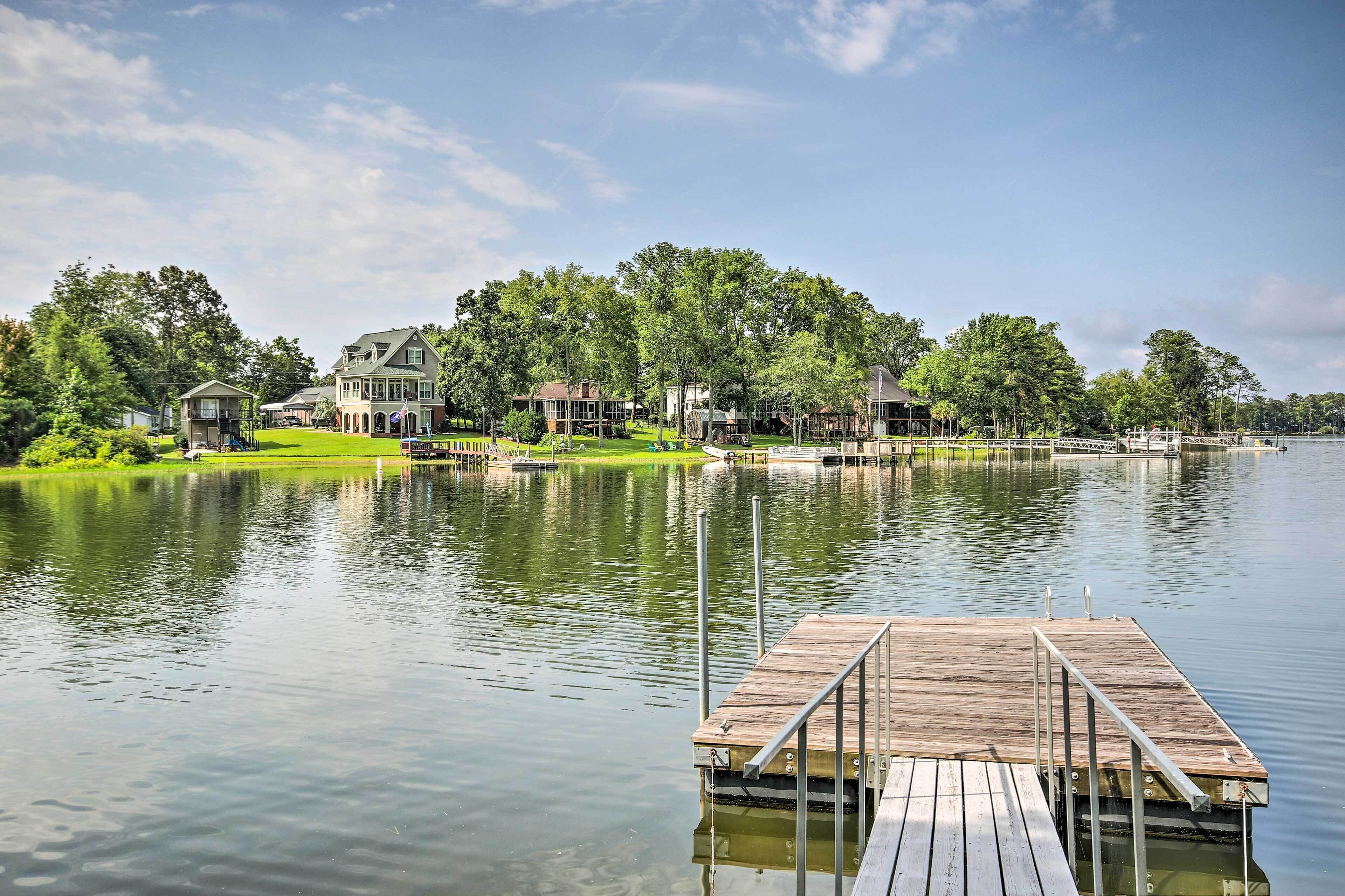 Adorable Lakefront Cottage w/ Dock & Grill!