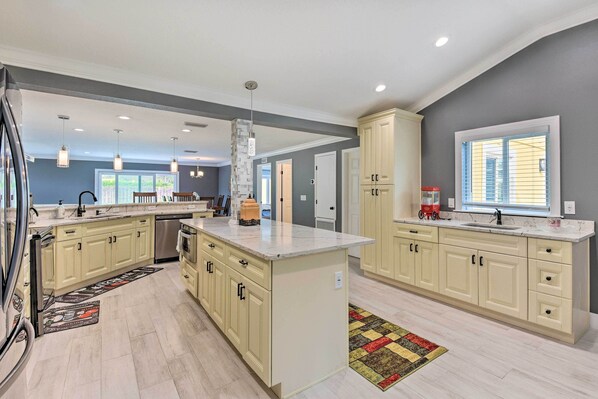 House (3 Bedrooms) | Interior - 3 Mi to Dtwn Bradenton: Home w/ Yard! (Bradenton)