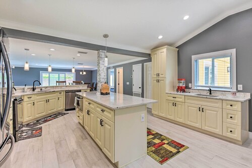 3 Mi to Dtwn Bradenton: Home w/ Yard!