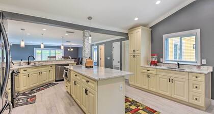 3 Mi to Dtwn Bradenton: Home w/ Yard!