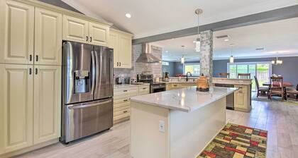 3 Mi to Dtwn Bradenton: Home w/ Yard!