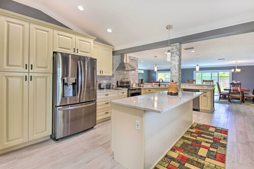 3 Mi to Dtwn Bradenton: Home w/ Yard!