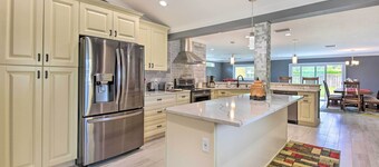 3 Mi to Dtwn Bradenton: Home w/ Yard!