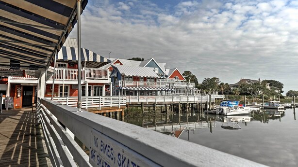 A waterfront boardwalk with a general store, a restaurant, and a dock with boats. - 2 Mi to Beach: Hilton Head Home w/ Furnished Deck (Hilton Head Island)