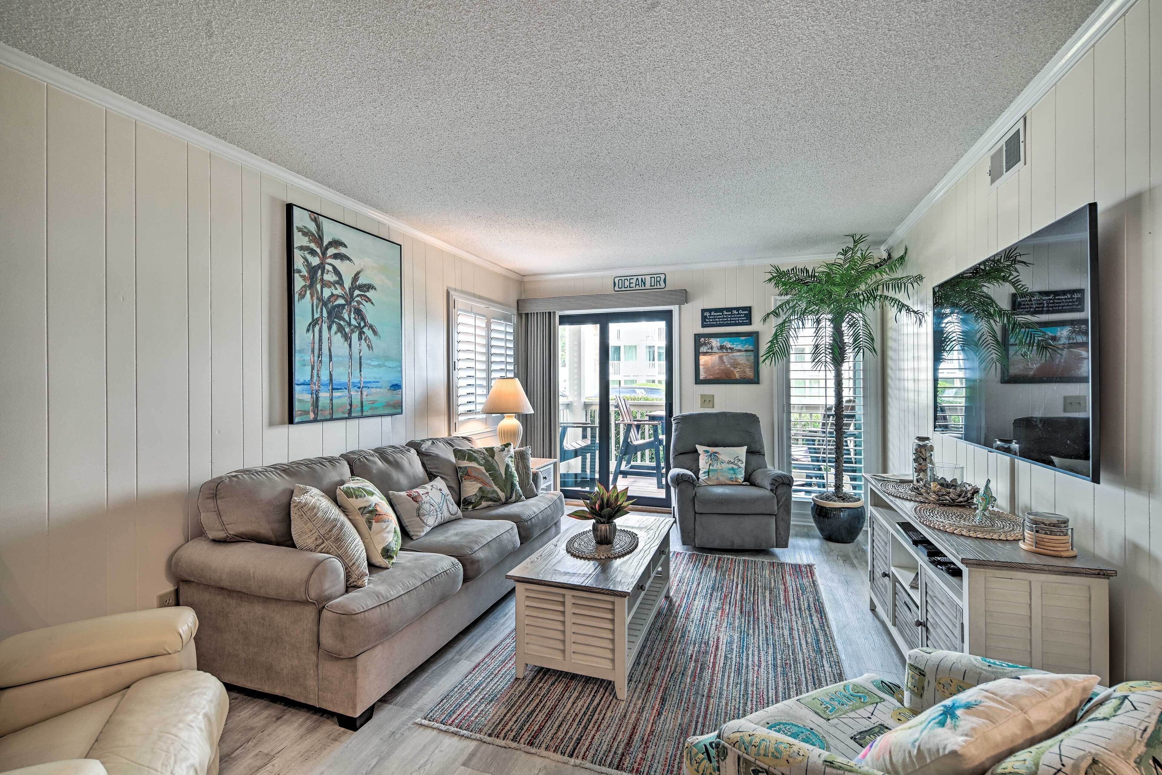 Bright Myrtle Beach Condo: Steps to Beach!