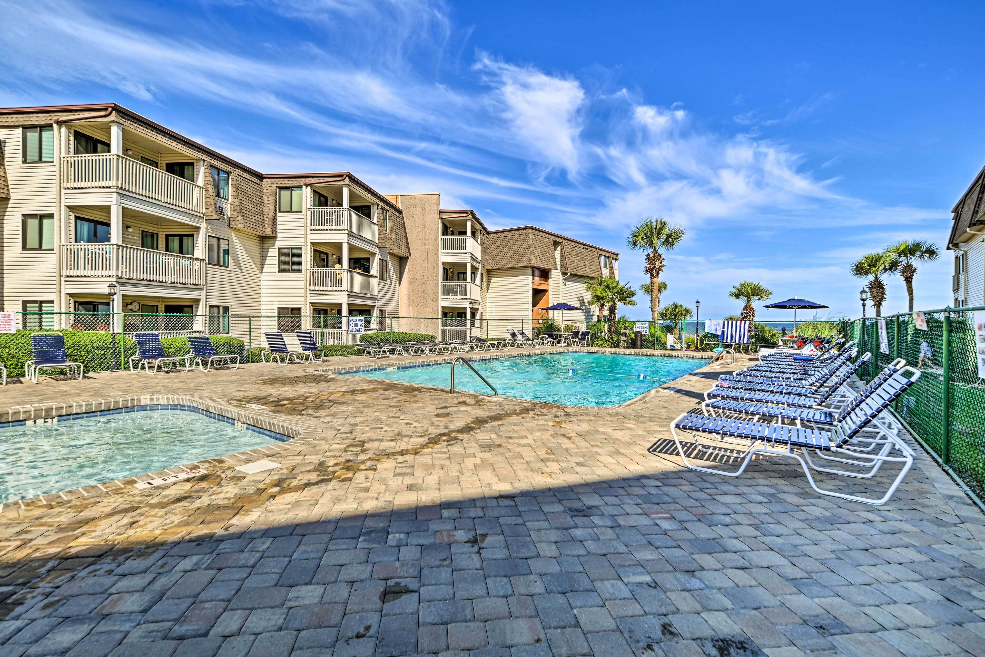Bright Myrtle Beach Condo: Steps to Beach!