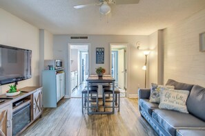 Apartment (1 Bedroom) | Interior - Breezy Myrtle Beach Condo w/ Balcony & Views! (Myrtle Beach)