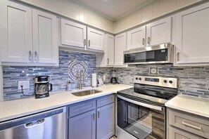 Apartment (2 Bedrooms) | Private kitchen | Microwave, oven, stovetop, dishwasher - Charming Condo w/ Pool Access - Walk to Beach (North Myrtle Beach)