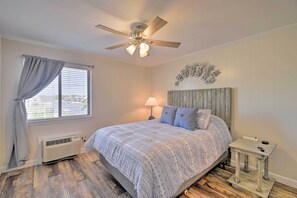 Apartment (2 Bedrooms) | 2 bedrooms, bed sheets - Charming Condo w/ Pool Access - Walk to Beach (North Myrtle Beach)
