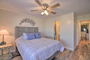 Apartment (2 Bedrooms) | 2 bedrooms, bed sheets - Charming Condo w/ Pool Access - Walk to Beach (North Myrtle Beach)