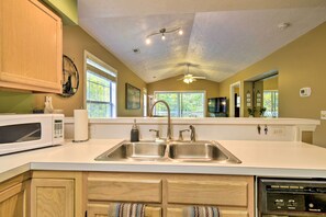 Apartment (2 Bedrooms) | Private kitchen - Aberdeen Club Golf Retreat, Short Drive to Beach! (Longs)