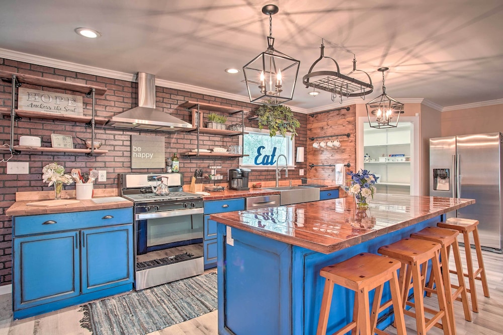 Charming Retreat on 20 Acres w/ Private Lake!