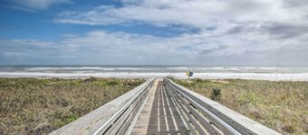 Ormond Beach Home w/ Screened Porch, Walk to Shore