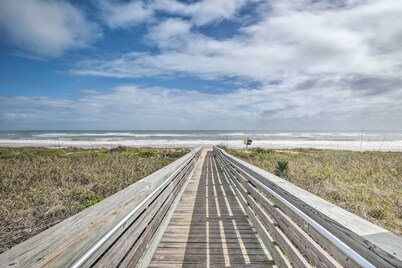 Ormond Beach Home w/ Screened Porch, Walk to Shore