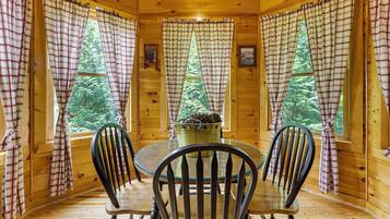 House (6 Bedrooms) | Interior