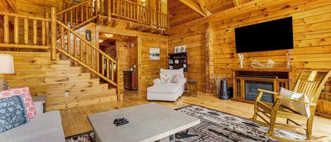 House (6 Bedrooms) | Living area | TV, books