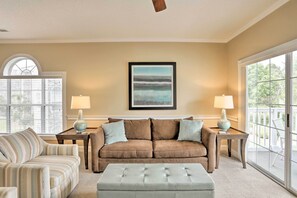 Apartment (2 Bedrooms) | Interior - Central Myrtle Beach Condo w/ Golf Course View! (Myrtle Beach)