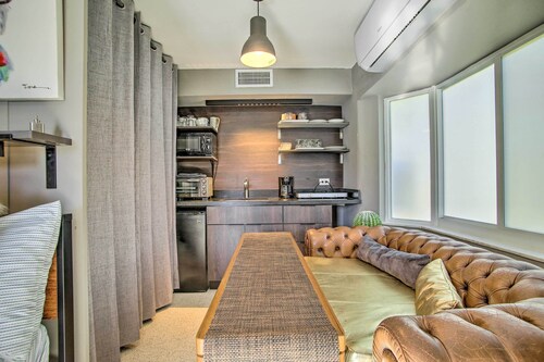 1 Mi to Deerfield Beach: Stylish Studio w/ Pool!